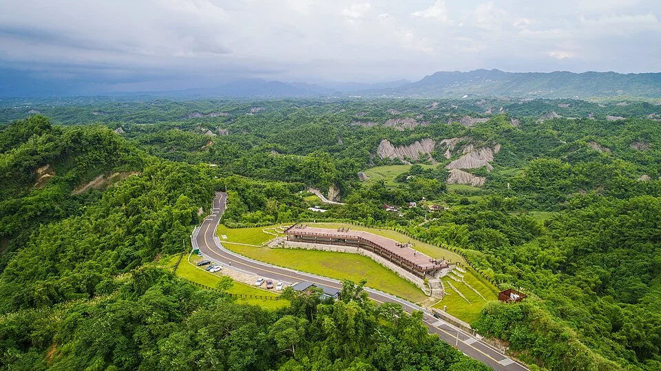 空拍視角下的二寮觀日平臺、道路與月世界丘陵